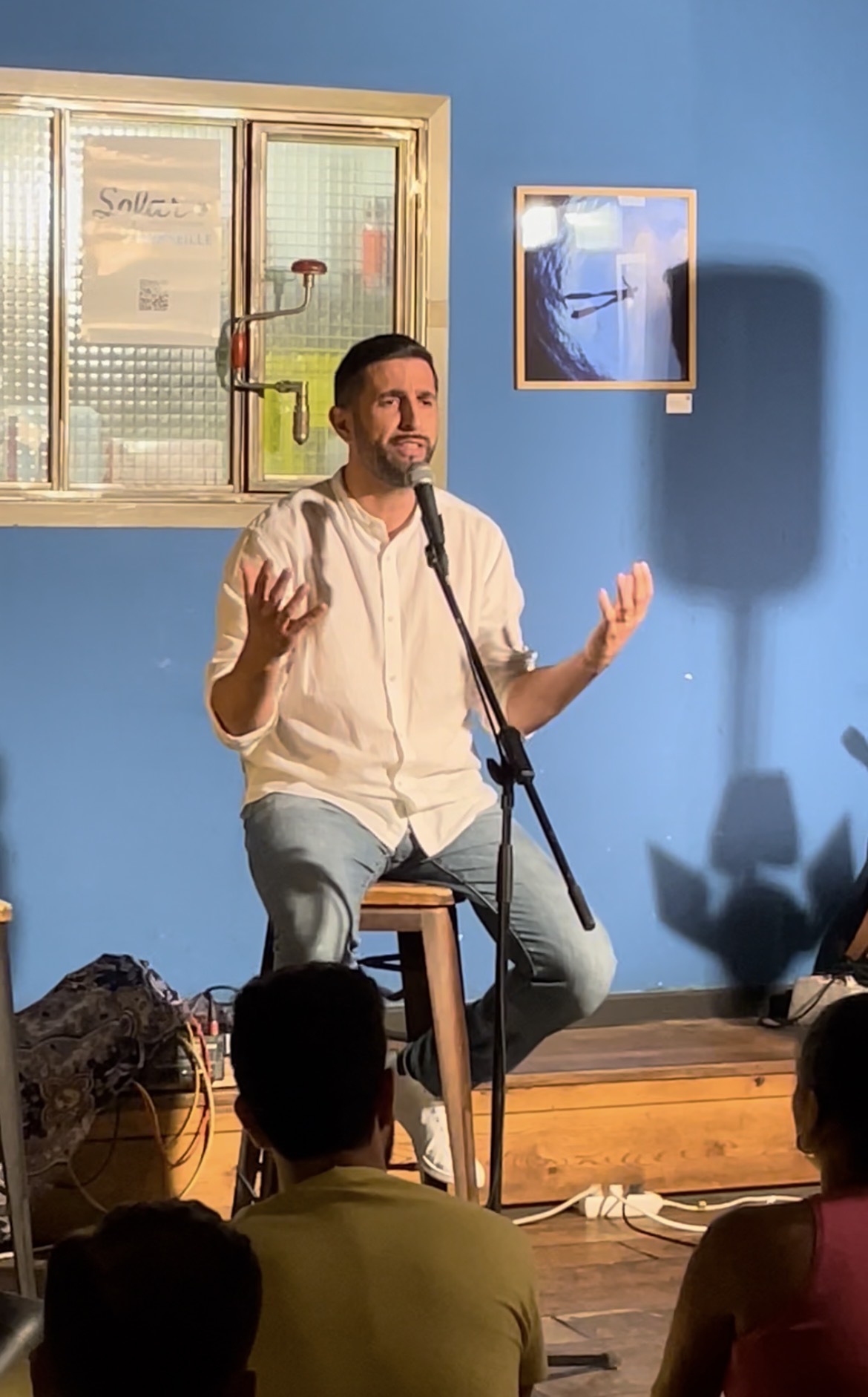 Naïm sur scène · public assis